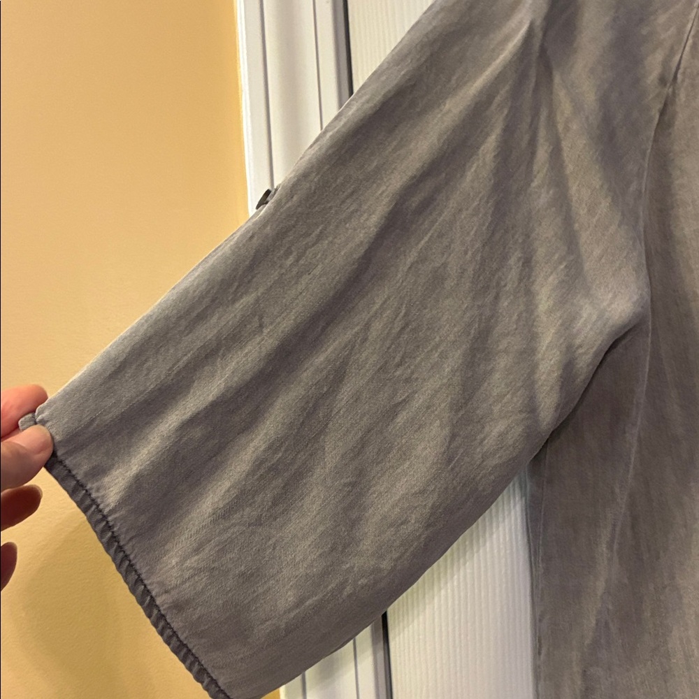 Casual Gray Button-Down Shirt with Frayed Hem, Breathable, Soft Fabric. Size XL - Picture 4 of 9